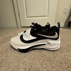 Nike Zoom Freak 3 black and white